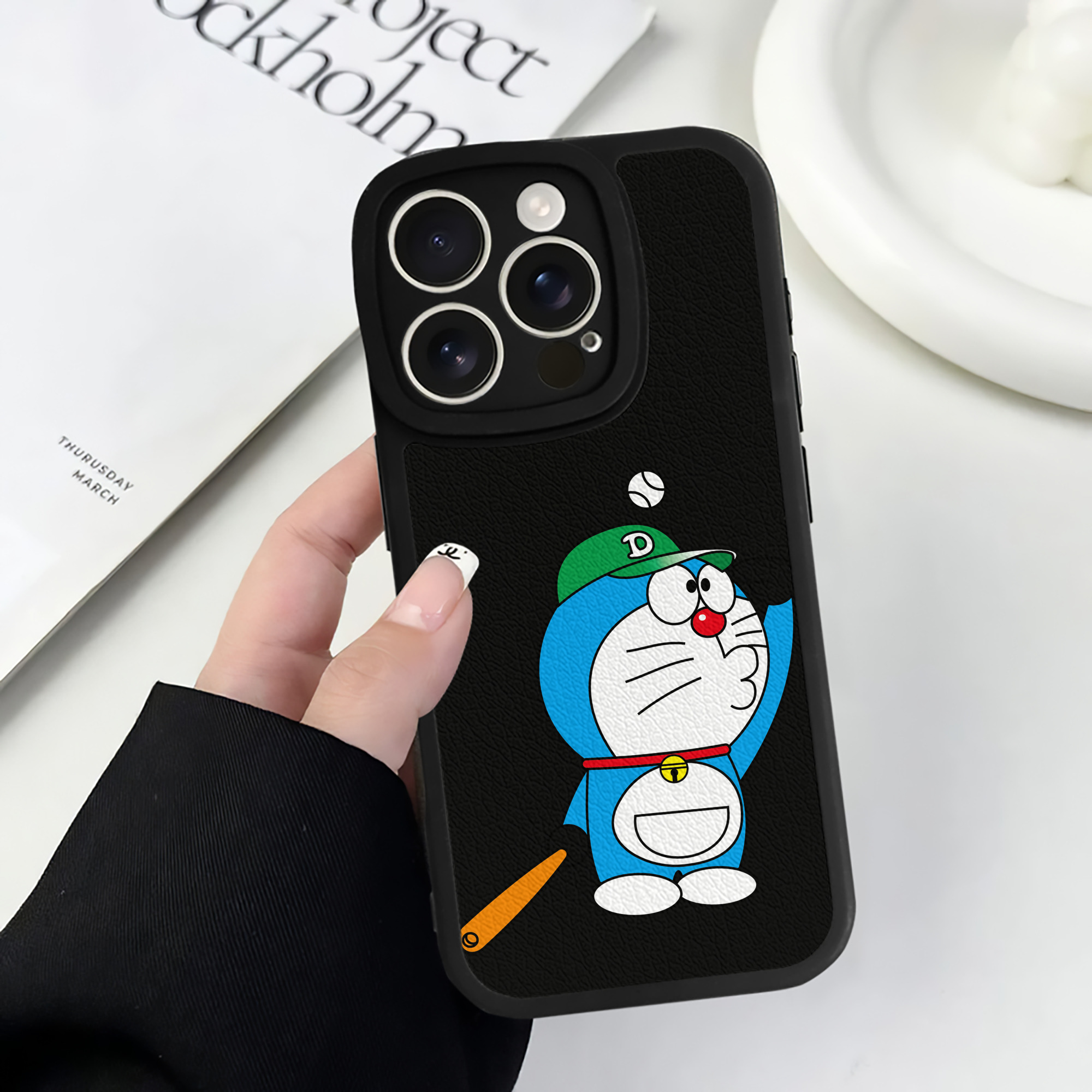 （画像用） ドラえもん Doraemon 【iPhone 16シリーズ対応】シリコンスマホケース（レザー調） 材質：シリコン
